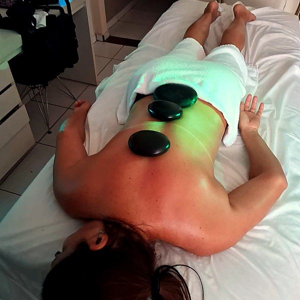 Massagem com Pedras Quentes de Basalto