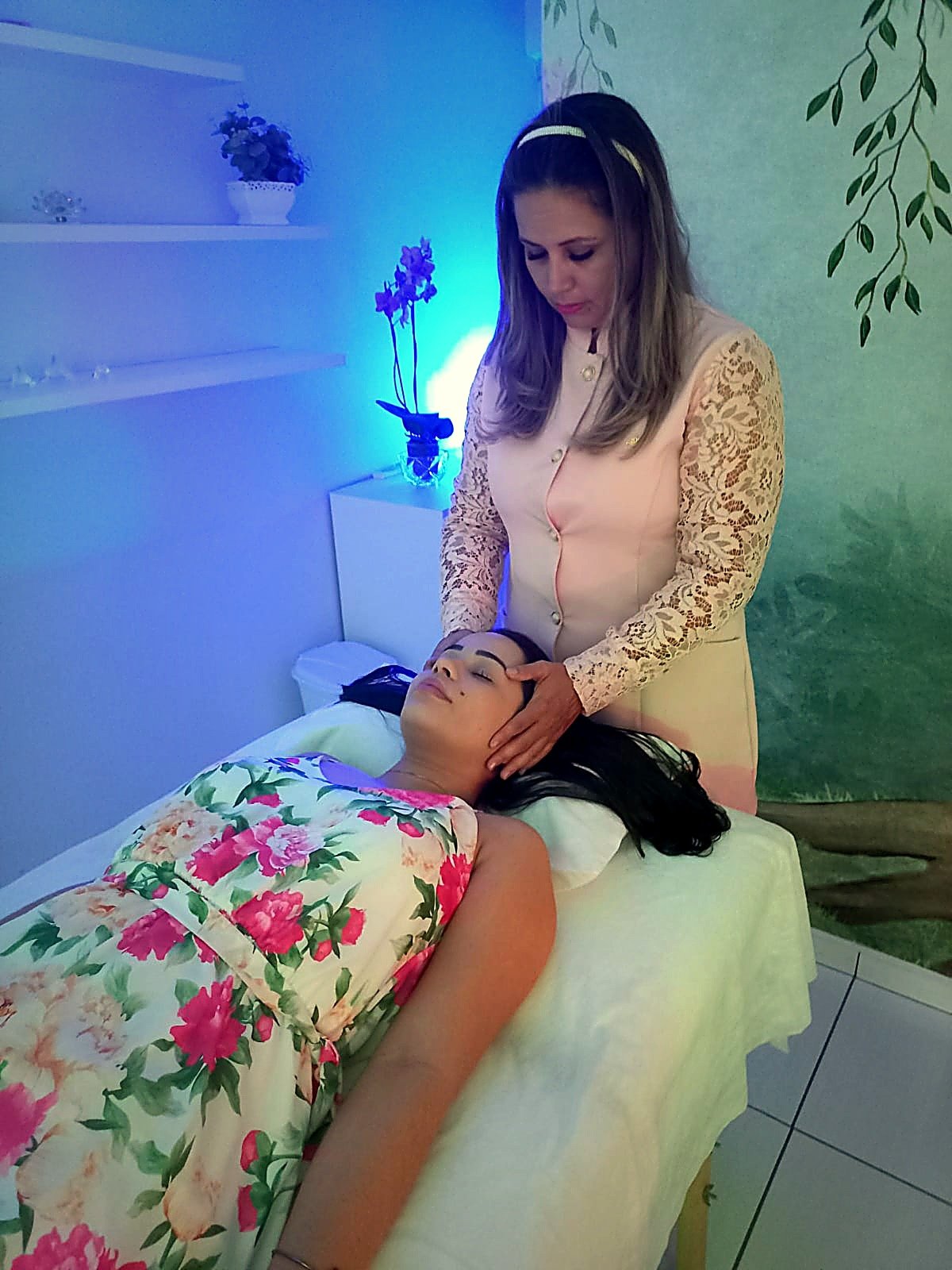 Sandra Canidé realizando terapia integrativa relaxante